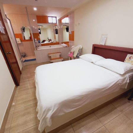 Hostal Oro Orense Quito Exterior photo